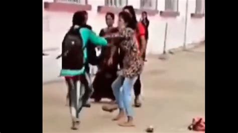 On camera, college girls get into ugly fight at Bihar railway station